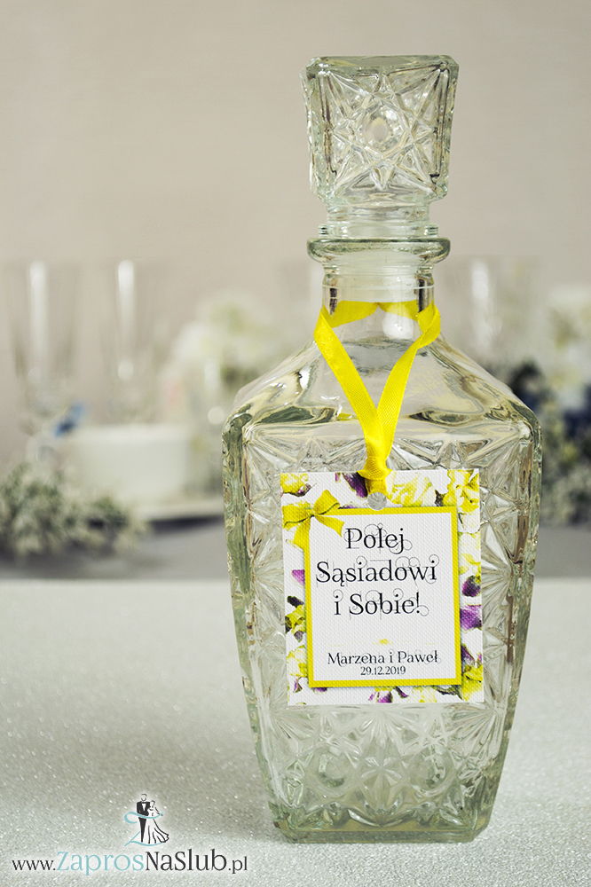 Kwiatowe zawieszki na alkohol wraz z żółtą wstążką i prostokątnym motywem kwiatów irysa