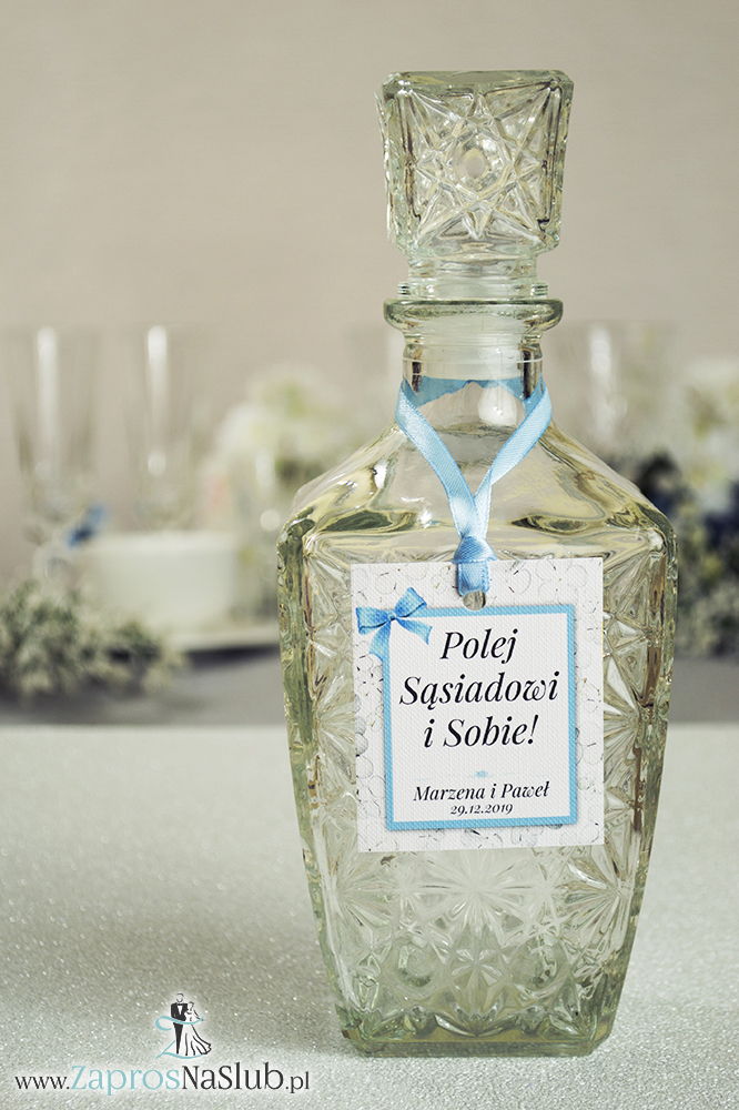Kwiatowe zawieszki na alkohol wraz z błękitną wstążką i prostokątnym motywem kwiatów kaliny