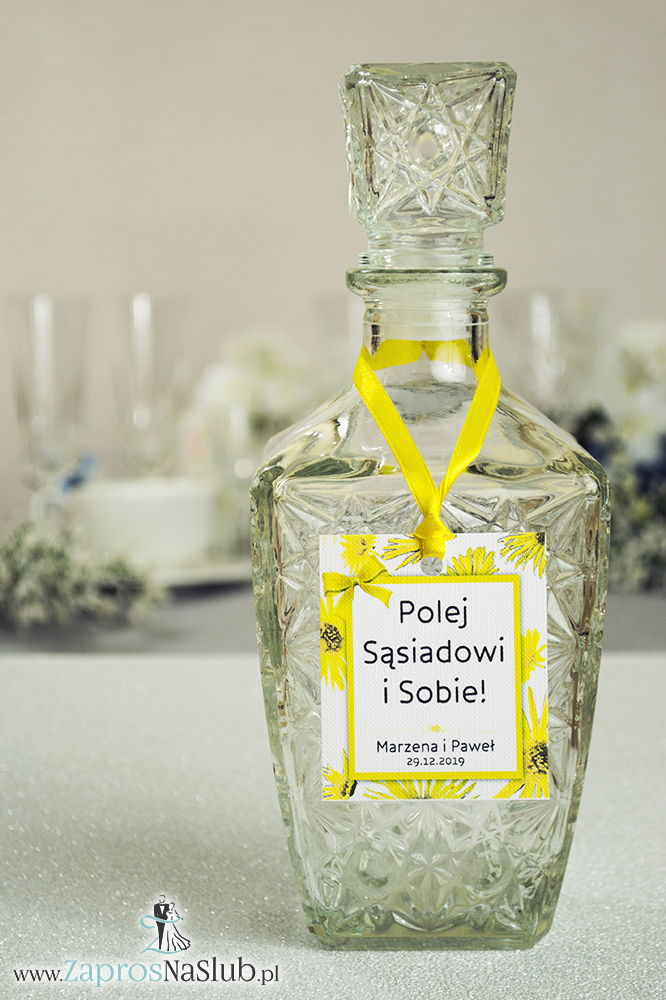Kwiatowe zawieszki na alkohol wraz z żółtą wstążką i prostokątnym motywem kwiatów słonecznika - ZaprosNaSlub