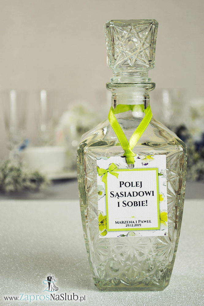 Kwiatowe zawieszki na alkohol wraz z zieloną wstążką i prostokątnym motywem kwiatów bratków – zaproszenia ślubne na ślub - ZaprosNaSlub