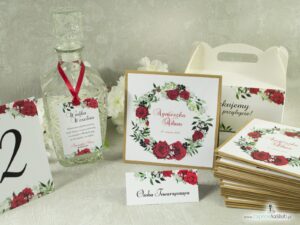 Pudełko na koperty z czerwonymi różami i białymi makami. PNK-38-01