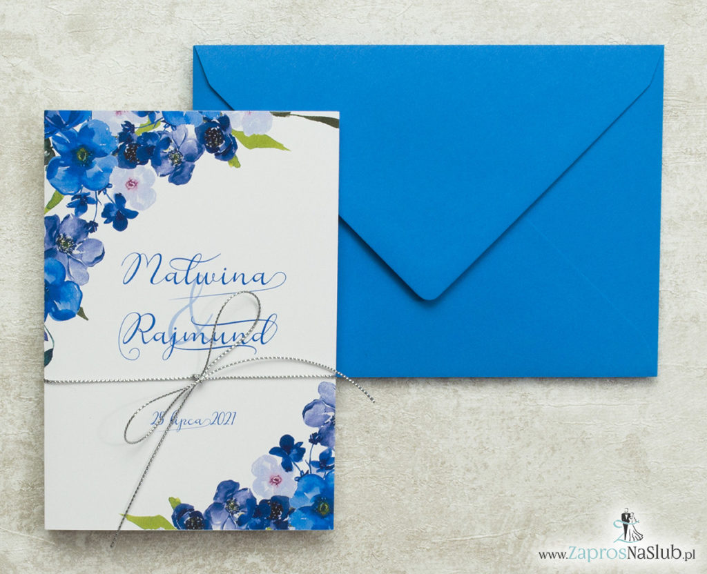 kwiatowe-zaproszenia-ślubne-ze-srebrnym-metalizowanym-sznurkiem-niebieskie-kwiaty-niebeiska-koperta