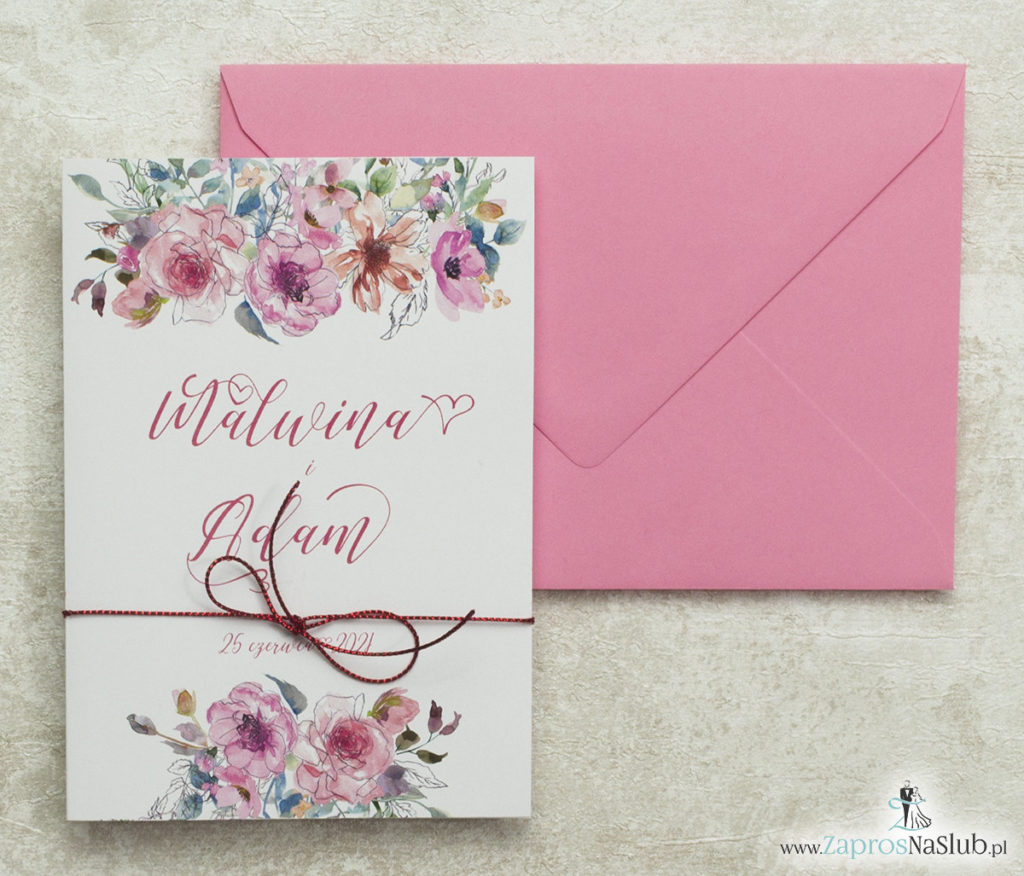 modne-zaproszenia-ślubne-z-kwiatami-i-konturami-nowoczesną-czcionką-metalizowanym-sznurkiem-różową-kopertą