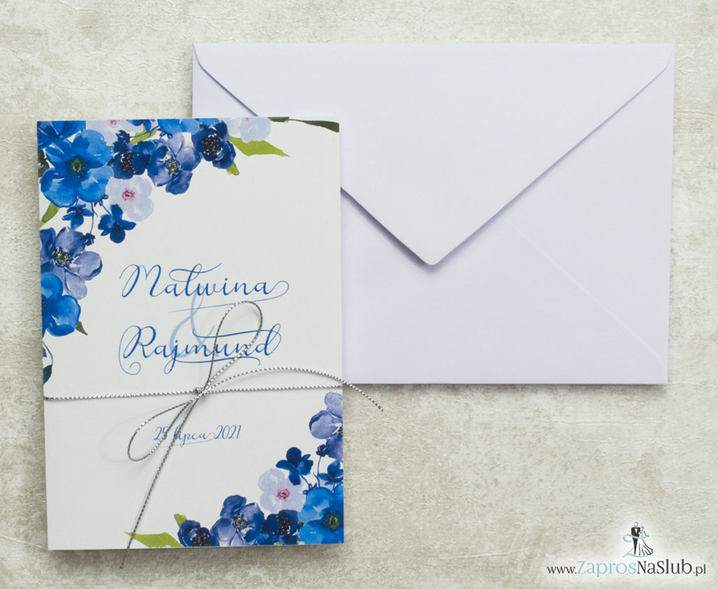 zaproszenia-ślubne-z-niebieskimi-kwiatami-srebrnym-sznurkiem-i-białą-kopertą