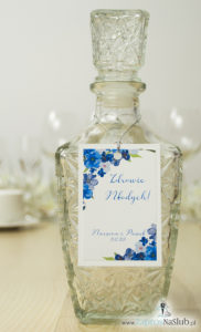 Modne zawieszki na alkohol z naklejanym motywem, metalizowanym sznurkiem srebrnym, niebieskimi kwiatami i modną czcionką. ZAW-10007