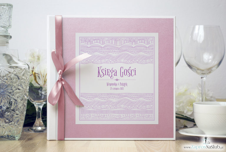 Bardzo elegancka księga gości z biało-różowymi dekoracyjnymi paskami, różowym papierem perłowym. KSG-10015