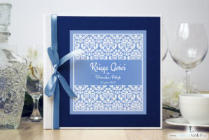 Bardzo elegancka księga gości z błękitno-białym ornamentem florystycznym, niebieskim papierem perłowym. KSG-10017