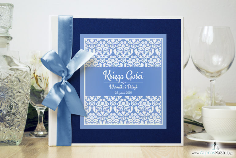 Bardzo elegancka księga gości z błękitno-białym ornamentem florystycznym, niebieskim papierem perłowym. KSG-10017 - ZaprosNaSlub