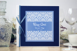 Bardzo elegancka księga gości z błękitno-białym ornamentem florystycznym, niebieskim papierem perłowym. KSG-10017