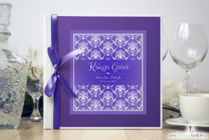 Bardzo elegancka księga gości z fioletowo-białym ozdobnym damaskiem, fioletowym papierem perłowym. KSG-10021