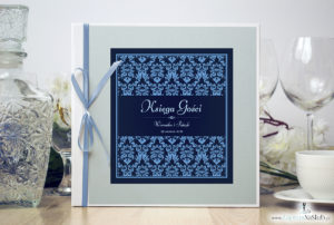 Bardzo elegancka księga gości z niebieskim motywem barokowym, błękitnym papierem perłowym. KSG-10011