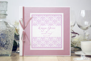 Bardzo elegancka księga gości z różowym barokowym damaskiem, różowym papierem perłowym. KSG-10019