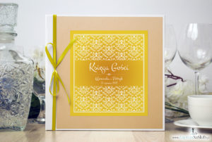 Bardzo elegancka księga gości z żółto-białą dekoracją, brzoskwiniowym perłowym papierem. KSG-10022