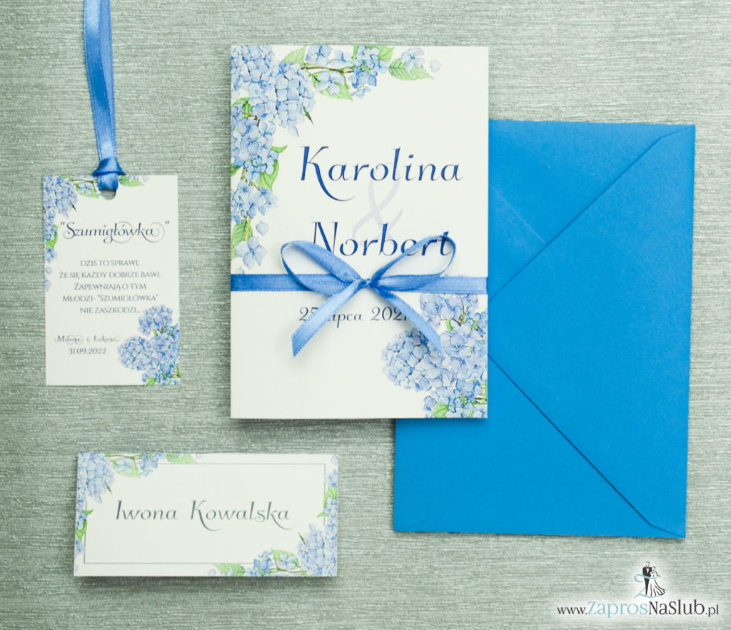 ZAP-35-06 Kwiatowe zaproszenia ślubne z niebieską hortensją z kolroową koperta