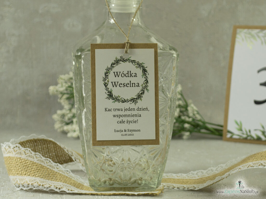 Zawieszka na alkohol eko w stylu rustykalnym z naklejanym białym papierem i wiankiem z zielonych liści, rustykalna ZAW-111-1
