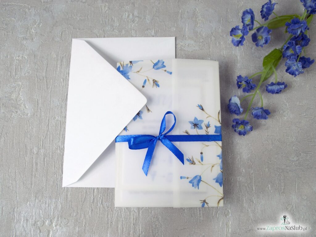 Kwiatowe zaproszenie ślubne z niebieskimi kwiatami dzwonków, okładka z kalki, dwuelementowe wnętrze z wkładką RSVP ZAP-124-min