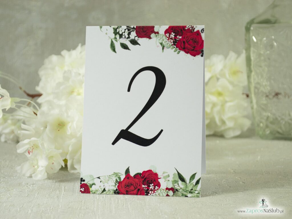 Numer na stół samostojący. Czerwone róże, zielone liście i białe maki. NNS-38-01-2