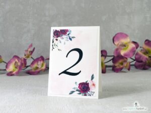 Numer na stół samostojący. Bordowe i różowe róże na delikatnym tle. NNS-41-06