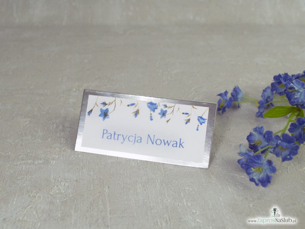 Winietki kwiatowe, na eleganckim srebrnym papierze z efektem lustra oraz motywem niebieskich kwiatów dzwonków WIN-124-1