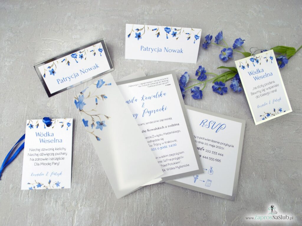 Zaproszenie slubne z kalki okładka, srebrny papier z efektem lustra, kwiatowe, niebieska wstążka, kwiaty dzwonków ZAP-124-min