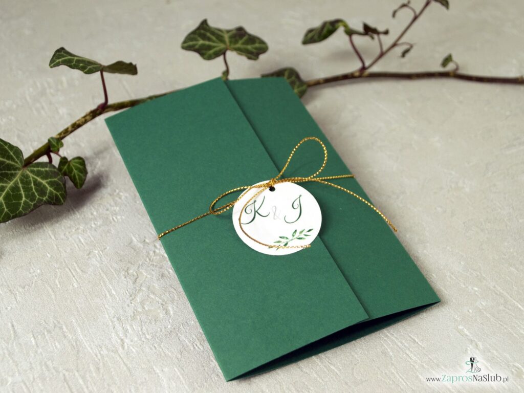 Zielone zaproszenia ślubne ze złotym sznurkiem i przywieszką w kształcie koła, motyw zielonych liści ZAP-125-min