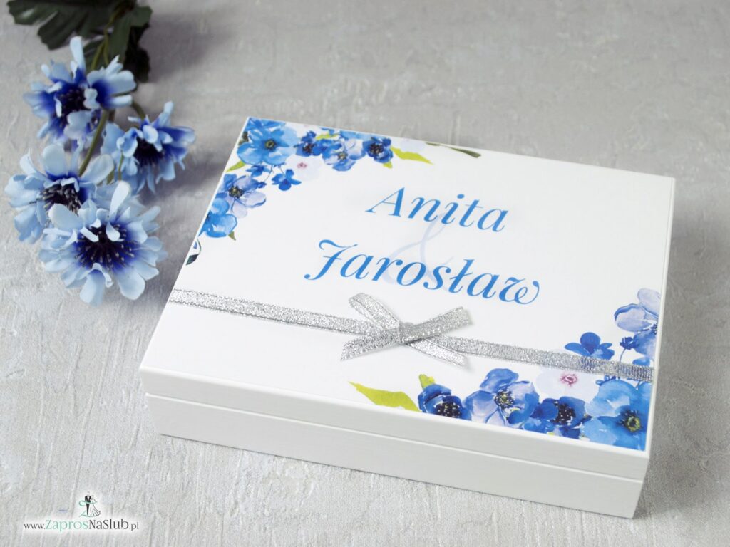 Pudełko na obrączki białe drewniane z mchem oraz motywem niebieskich kwiatów PNO-25-04-min