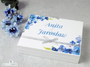 Drewniane pudełko, szkatułka na obrączki w kolorze białym z motywem niebieskich kwiatów. PNO-35-04
