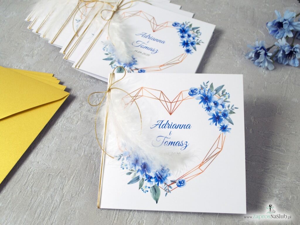 Kwiatowe zaproszenie ślubne z geometrycznym sercem i białym piórkiem z niebieskimi kwiatami ZAP-41-22