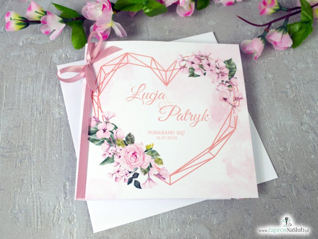 Modne zaproszenia na ślub z różowymi kwiatami róży i geometrycznym sercem, różową wstążką ZAP-41-23-min