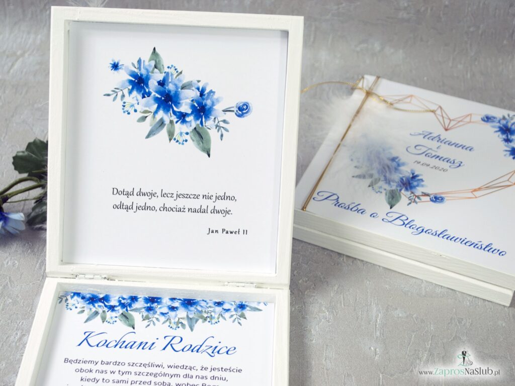 Prośba o błogosławieństwo dla rodziców na ślub w drewnianym pudełeczku z geometrycznym sercem i białym piórkiem,. Niebieskie kwiaty chabry. POB-41-22