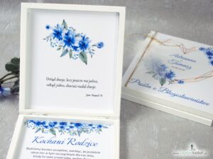 Prośba o błogosławieństwo dla rodziców w drewnianym pudełeczku z geometrycznym sercem, niebieskimi kwiatami i białym piórkiem. POB-41-22