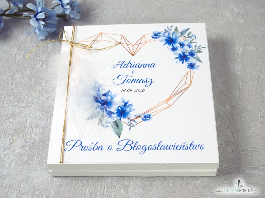 Prośba o błogosławieństwo dla rodziców w drewnianym pudełeczku z geometrycznym sercem, niebieskimi kwiatami i białym piórkiem. POB-41-22