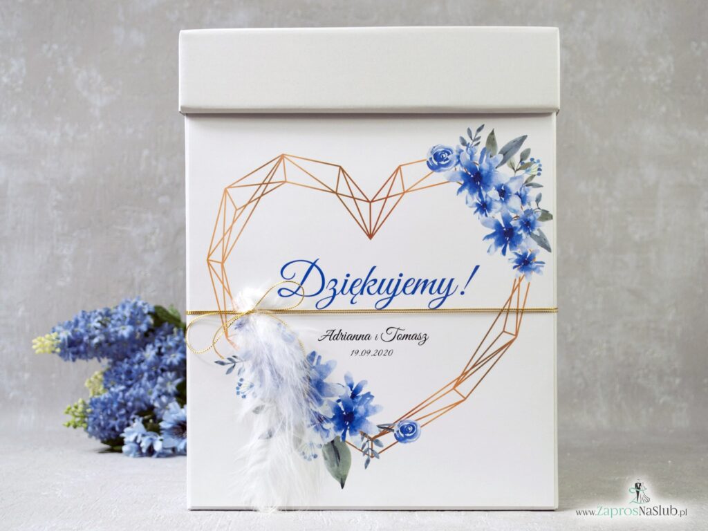 Pudełko na koperty z niebieskimi kwiatami, geometrycznym sercem i białym piórkiem, przewiązane złotym sznurkiem. PNK-41-22