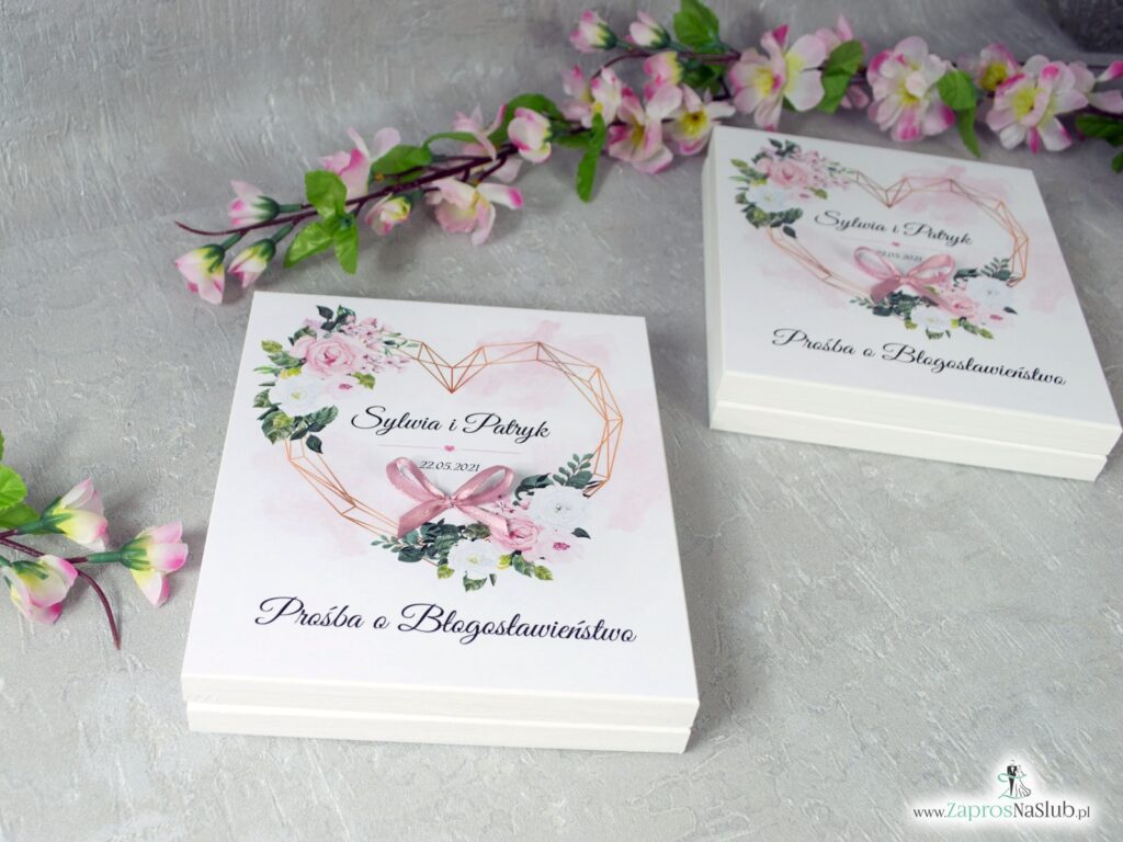 Błogosławieństwo rodziców w białym pudełeczku z różowymi i białymi kwiatami POB-41-12