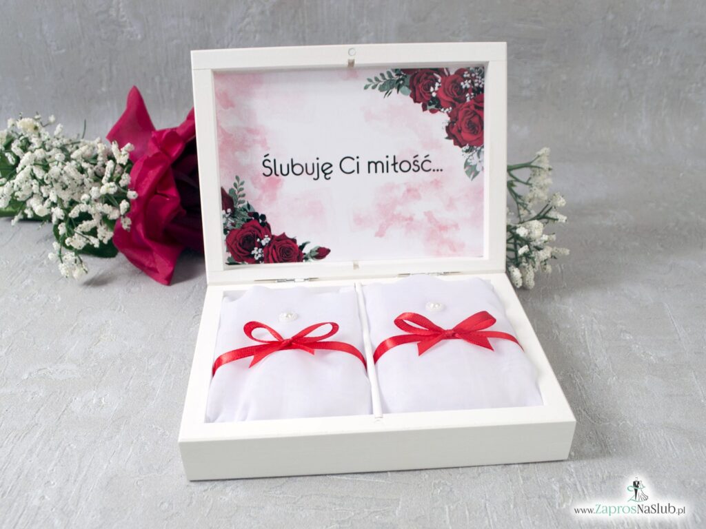 Drewniane pudełko, szkatułka na obrączki w kolorze białym z czerwonymi różami. PNO-41-09