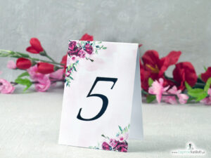 Numer stołu z kwiatami piwonii i delikatnym tłem NNS-41-08