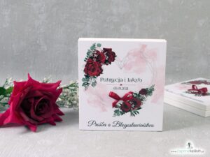 Prośba o błogosławieństwo dla rodziców w drewnianym pudełeczku z czerwonymi różami i geometrycznym sercem POB-41-09