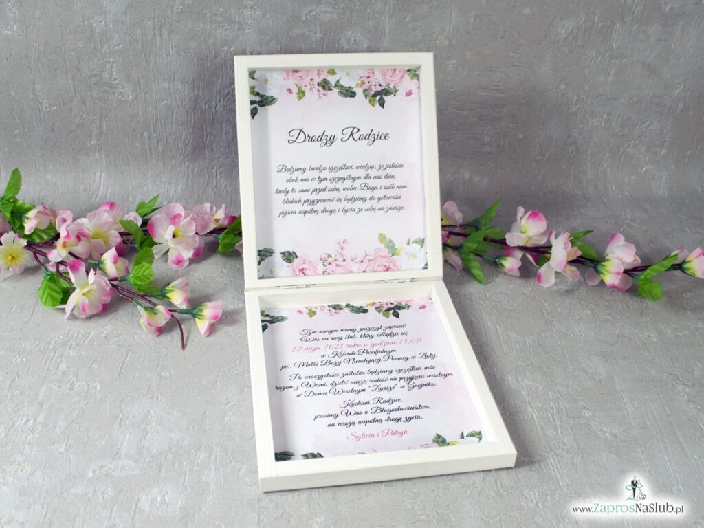 Prośba o błogosławieństwo drewniana szkatułka z białymi i różowymi kwiatami POB-41-12
