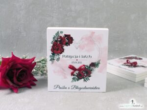 Prośba o błogosławieństwo dla rodziców w drewnianym pudełeczku z czerwonymi różami i geometrycznym sercem POB-41-09