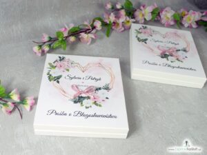 Prośba o błogosławieństwo dla rodziców w drewnianym pudełeczku z białymi i różowymi kwiatami oraz geometrycznym sercem POB-41-12
