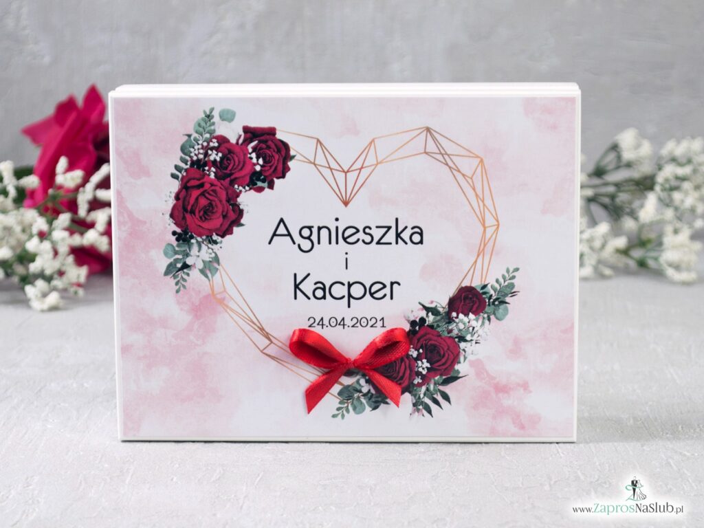 Drewniane pudełko, szkatułka na obrączki w kolorze białym z czerwonymi różami. PNO-41-09