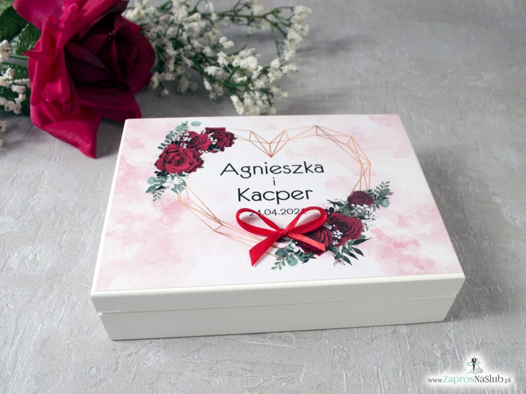 Drewniane pudełko, szkatułka na obrączki w kolorze białym z czerwonymi różami. PNO-41-09