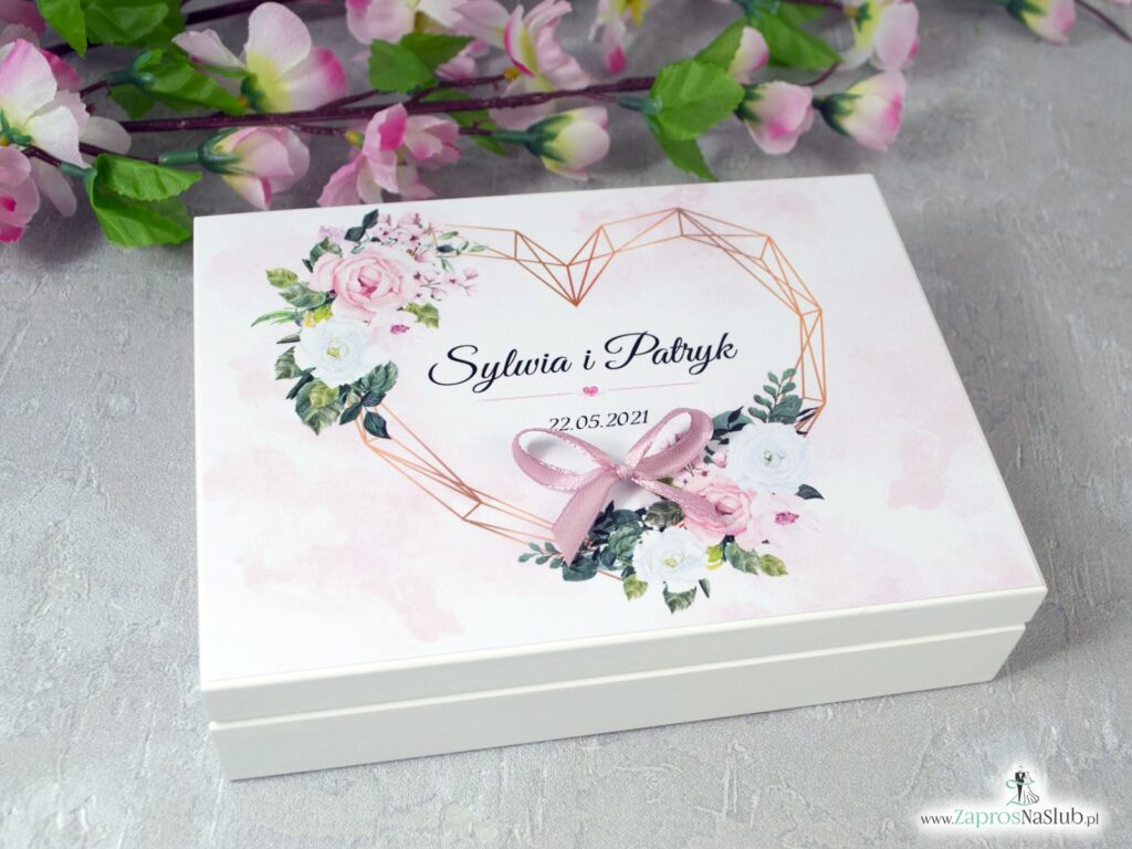 Drewniane pudełko na obrączki z różowymi i białymi kwiatami PNO-41-12