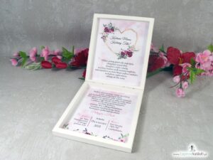 Prośba o błogosławieństwo rodziców w drewnianym pudełeczku z kwiatami piwonii POB-41-08