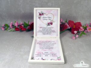 Prośba o błogosławieństwo rodziców w drewnianym pudełeczku z kwiatami piwonii POB-41-08