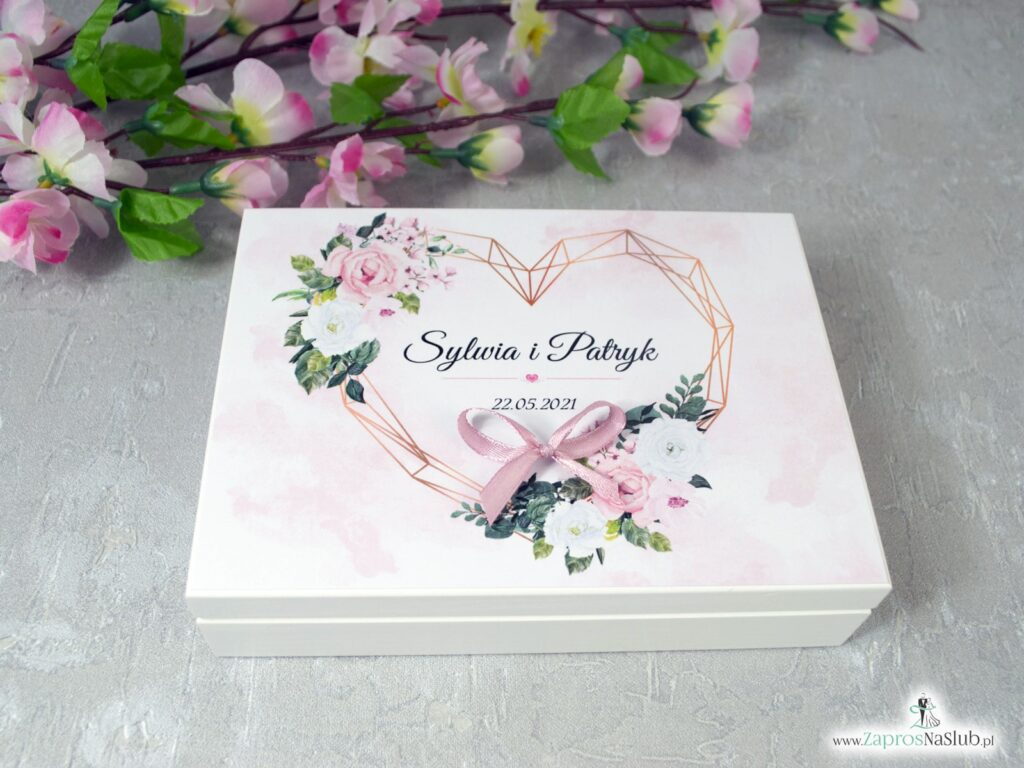Pudełko na obrączki w drewnianym pudełeczku z różowymi i białymi kwiatami PNO-41-12