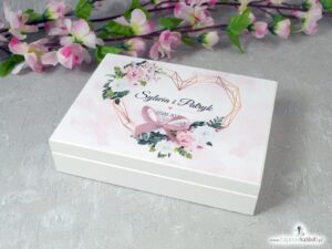 Drewniane pudełko na obrączki, szkatułka z białymi i różowymi kwiatami PNO-41-12