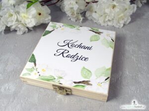 Zaproszenie dla rodziców w drewnianej szkatułce z białymi kwiatami wiśni POB-76-19