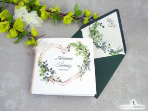 Zielona koperta z wkładką z zielonymi liśćmi i białymi kwiatami. WDK-41-26