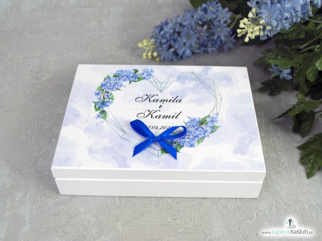 Drewniane pudełko na obrączki z niebieskimi kwiatami hortensji i geometrycznym sercem PNO-41-11